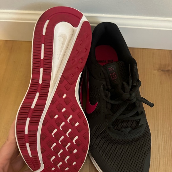 Nike Women's Black and Fuchsia Athletic Running Shoes 9.5 - Picture 3 of 4